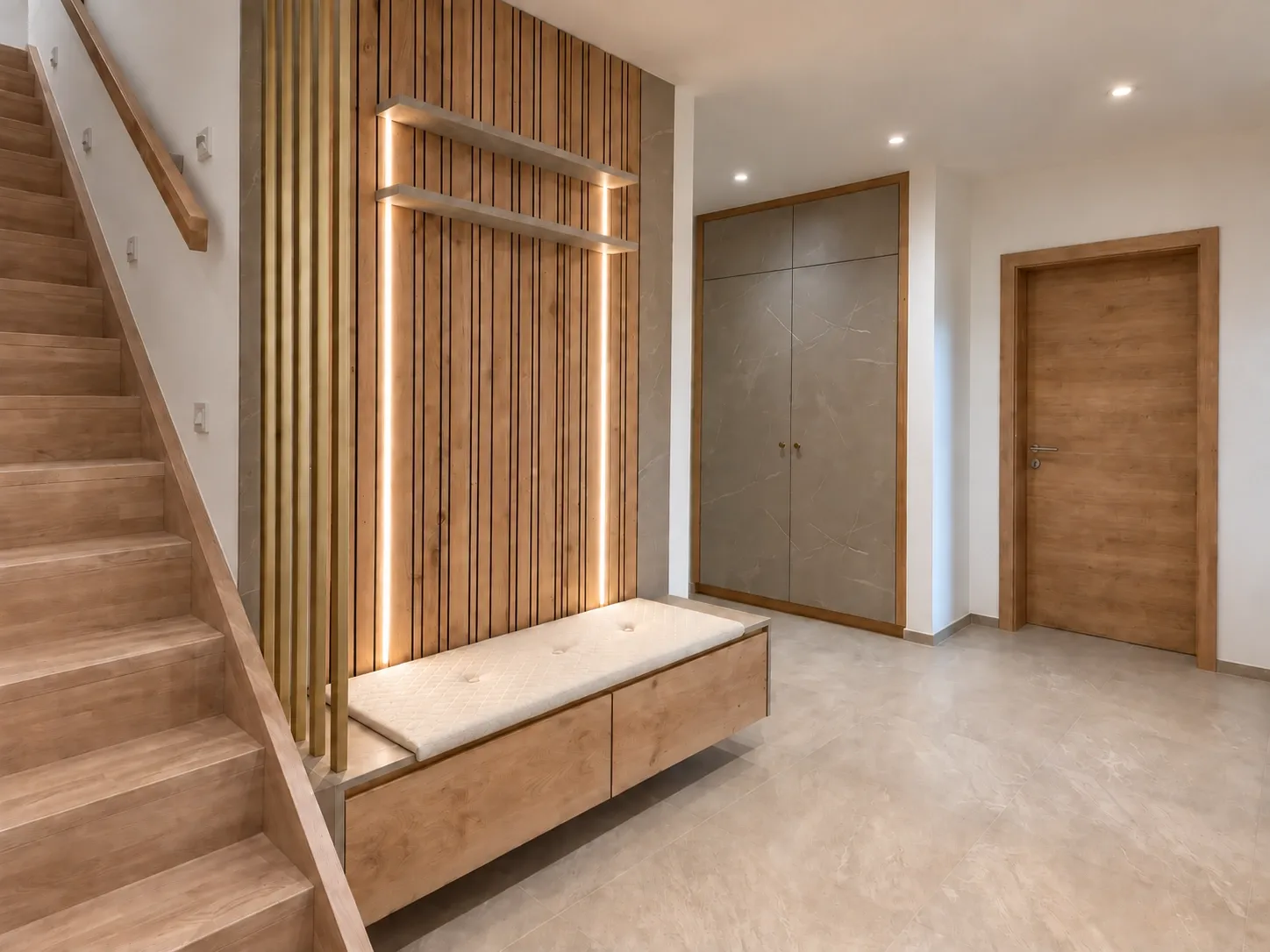 Garderobenbank mit Holzlamellen und LED-Lichtlinien neben der Treppe