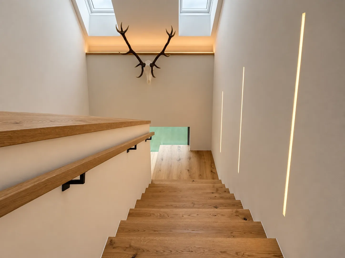 Stiegenhaus mit Eichenstufen und eingelassenen Lichtlinien