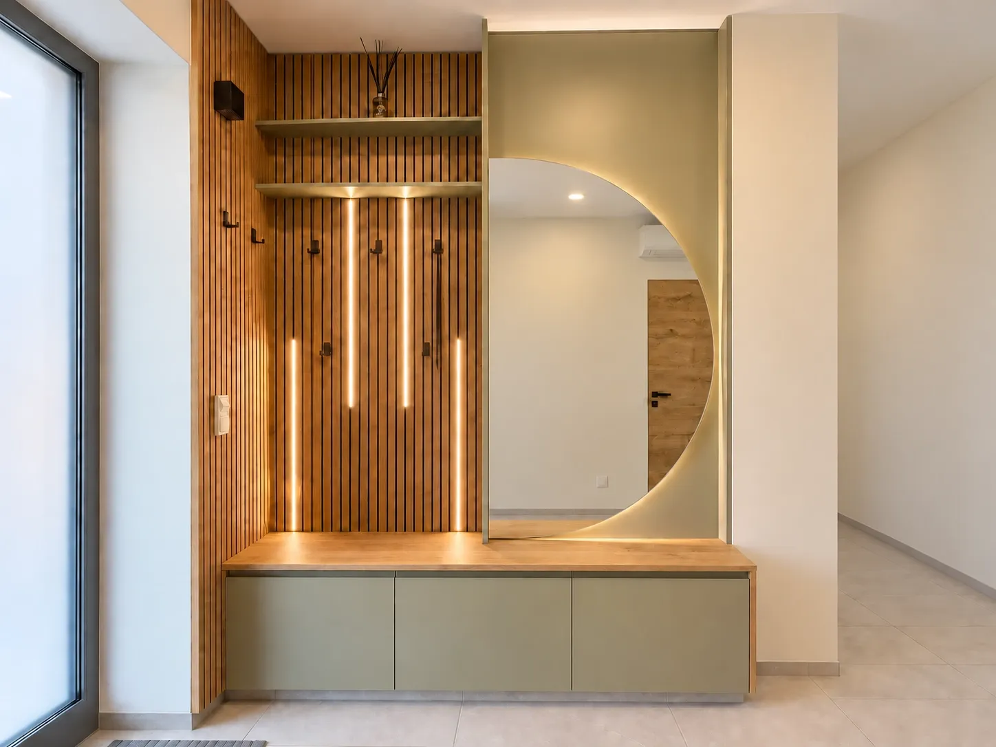 Garderobe mit rundem Spiegel, Holzlamellen und schwebender Konsole