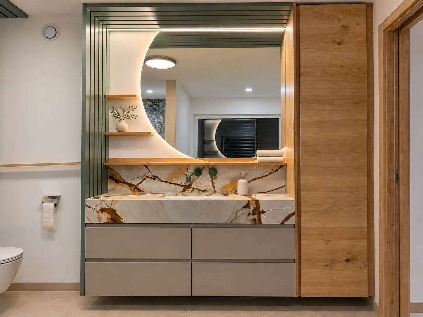 Badezimmer frontal mit Marmorwaschtisch, Rundspiegel und Eichenmöbeln