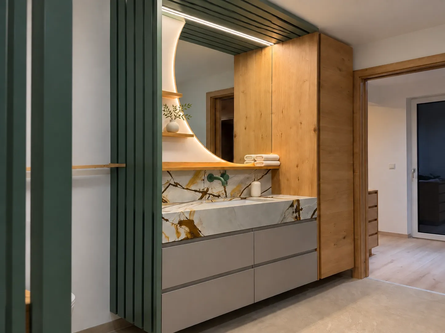 Badezimmer Seitenansicht mit grünen Lamellen und Waschtisch